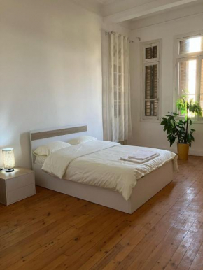 Modern Retro Overlooking CityCenter Room